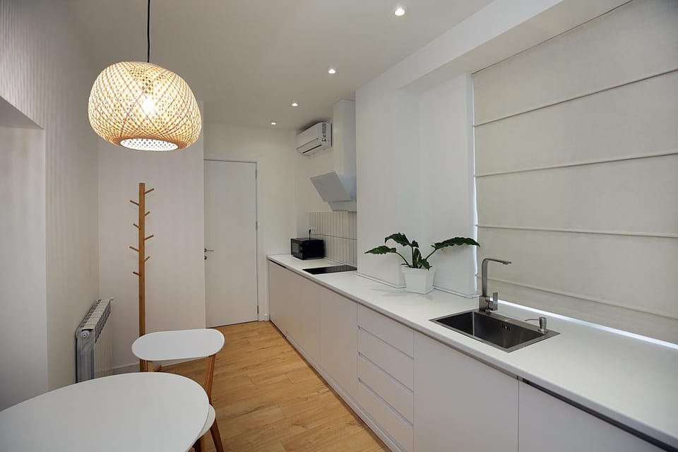 Kitchen or kitchenette, Dining area, minibar, air conditioner