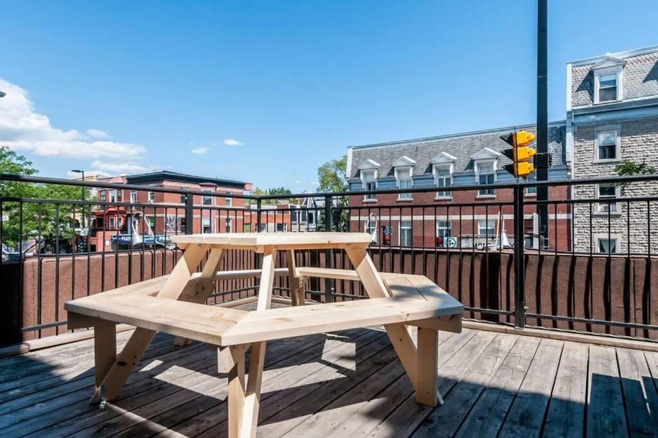 Le Metro Mont-Royal by HomeInMontreal Apartment in Laval