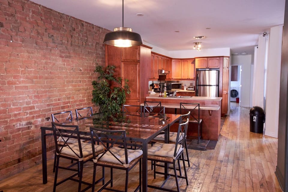 Le Metro Mont-Royal by HomeInMontreal Apartment in Laval