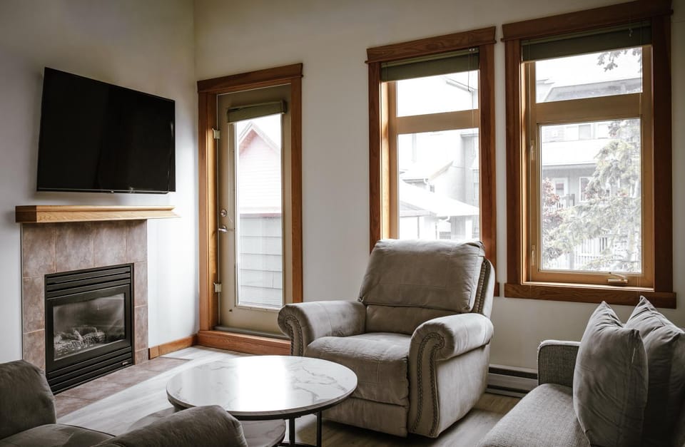Wolf Mountain Escape Apartment in Canmore