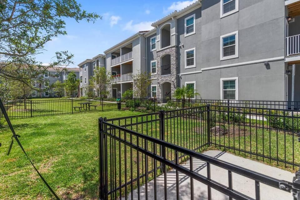 Sophisticated 3BD/2BA Retreat: Pool, Gym, Laundry Apartment in Melbourne
