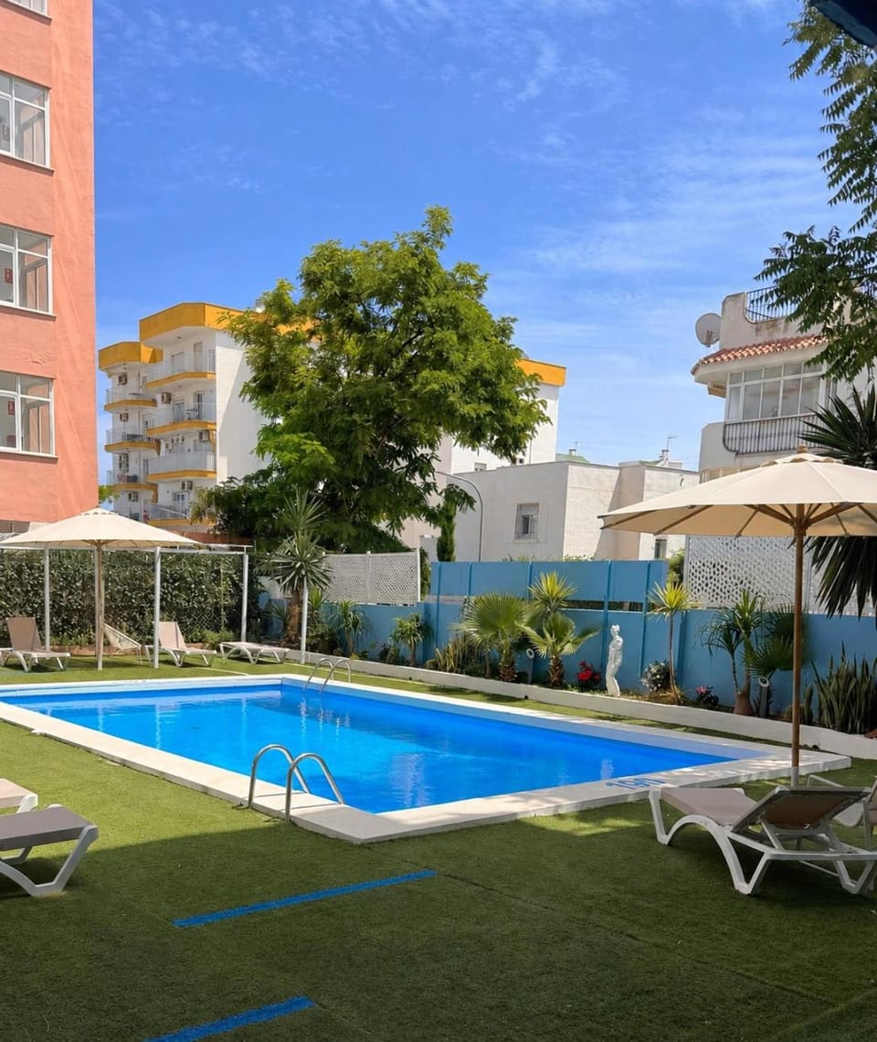 Loft Las Alpujarras Torremolinos Centro a 6 minutos de la playa caminando piscina Apartment in Torremolinos