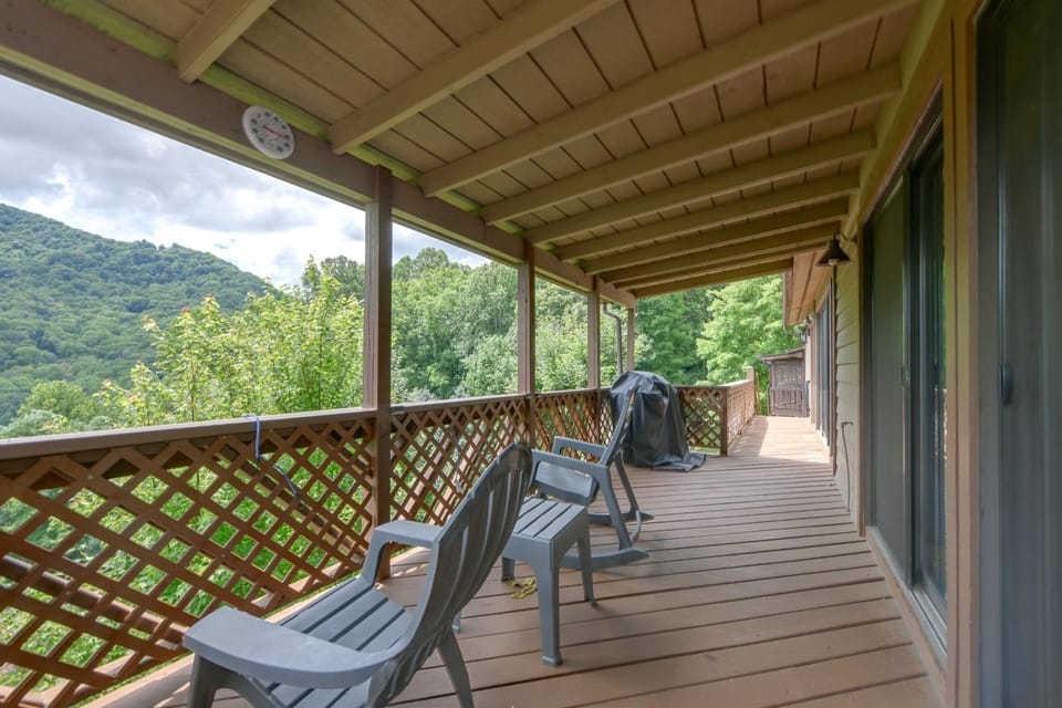 Maggie Valley Mountain Escape w/ Fireplace & Deck! House in Maggie Valley