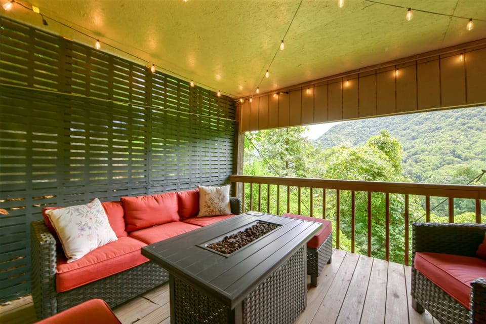 Maggie Valley Mountain Escape w/ Fireplace & Deck! House in Maggie Valley