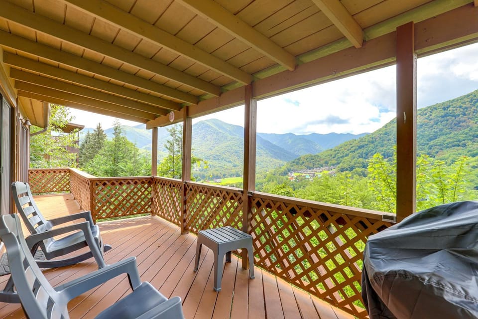 Maggie Valley Mountain Escape with Fireplace and Deck! House in Maggie Valley
