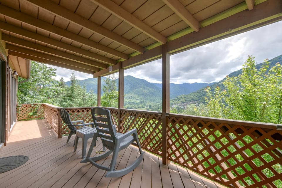 Maggie Valley Mountain Escape w/ Fireplace & Deck! House in Maggie Valley