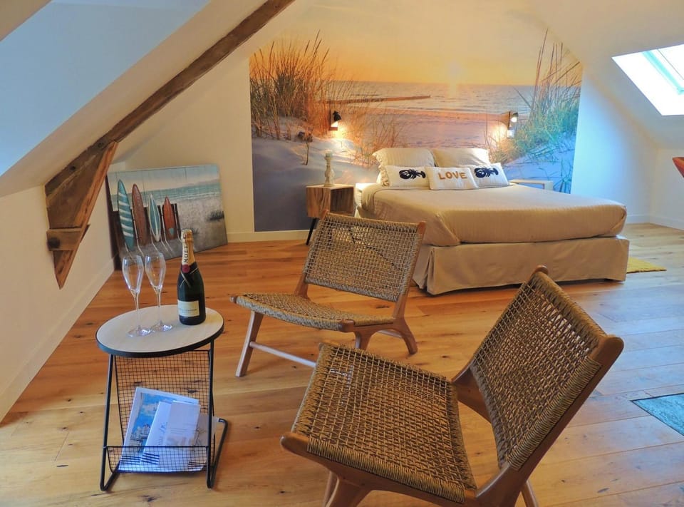 Bed, Photo of the whole room, Seating area, Bedroom