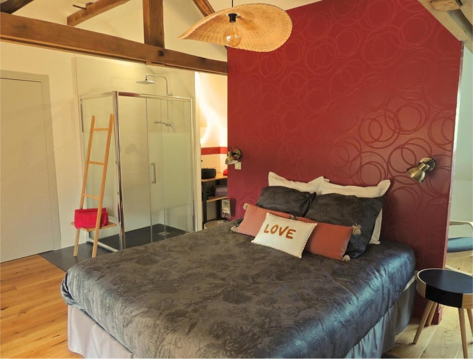 Shower, Bed, Photo of the whole room, Bedroom