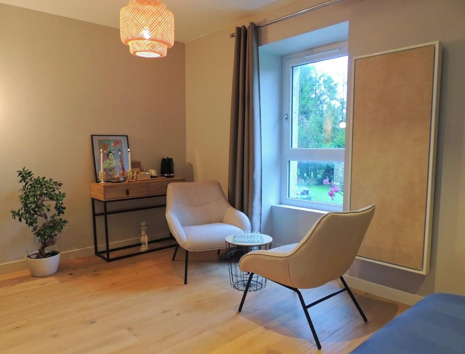 Coffee/tea facilities, Living room, Seating area, Dining area, Bedroom