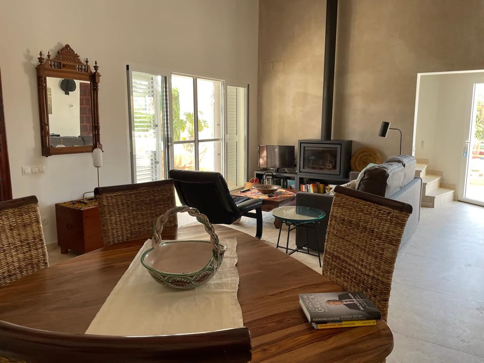 Communal lounge/ TV room, TV and multimedia, Living room, Seating area, Dining area