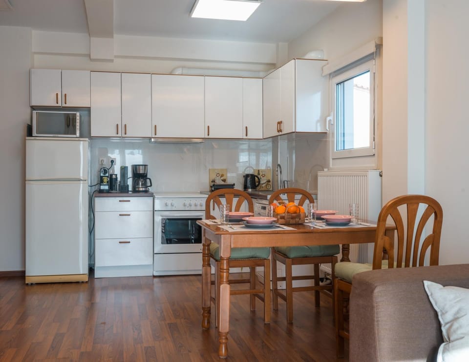 Dining area, pet friendly, stove, kitchen, kitchen