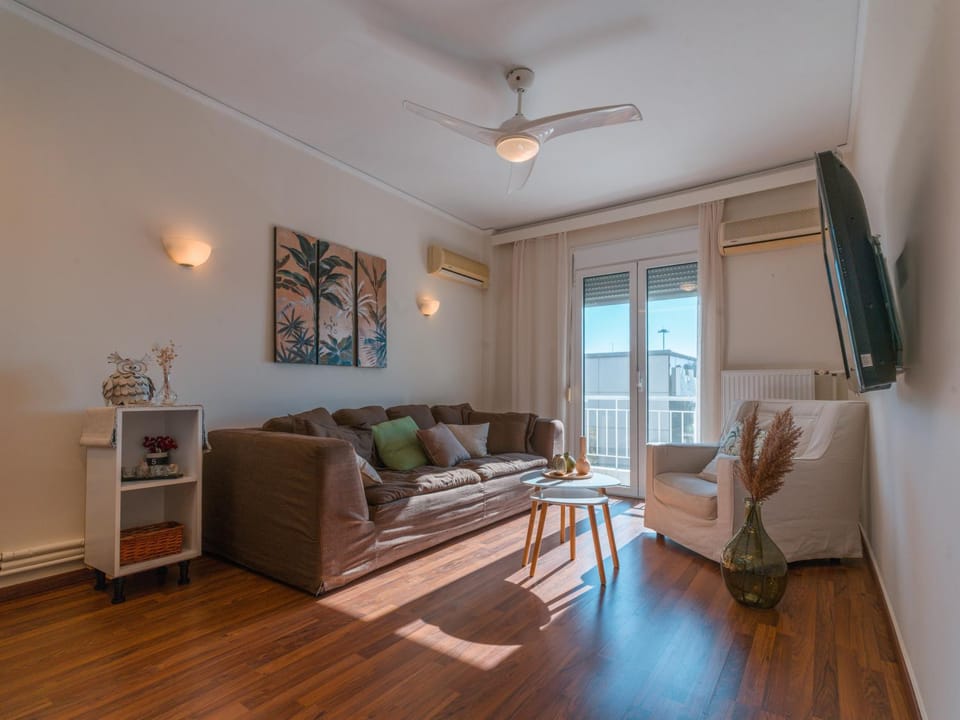 TV and multimedia, Living room, Decorative detail, Seating area, air conditioner
