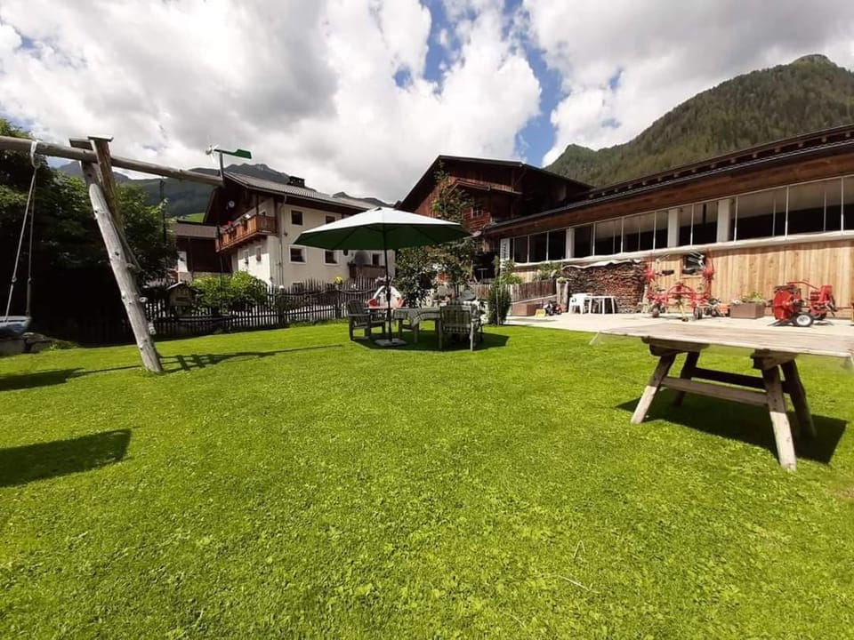 Property building, Patio, Spring, Day, Natural landscape, Garden, Garden view, Mountain view, sunbed