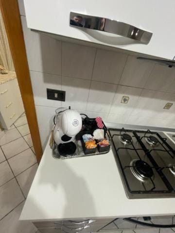 Coffee/tea facilities, Kitchen or kitchenette, stove