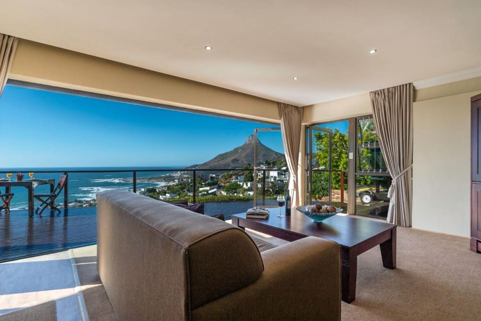 Balcony/Terrace, Kitchen or kitchenette, Living room, Seating area, Landmark view, Mountain view, Sea view