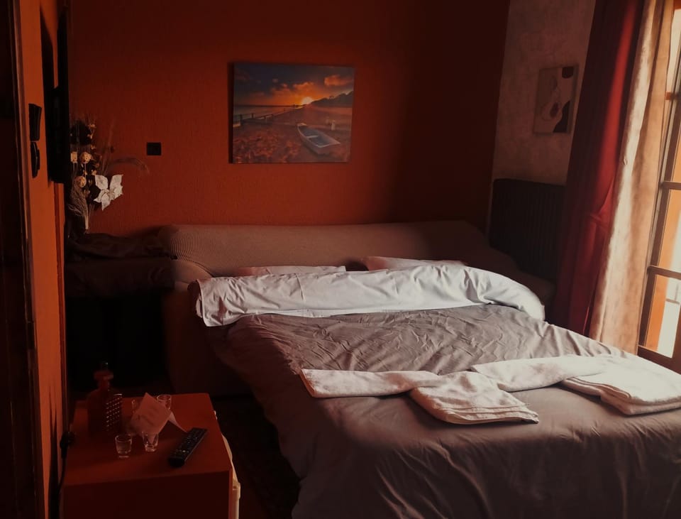 Bed, Living room