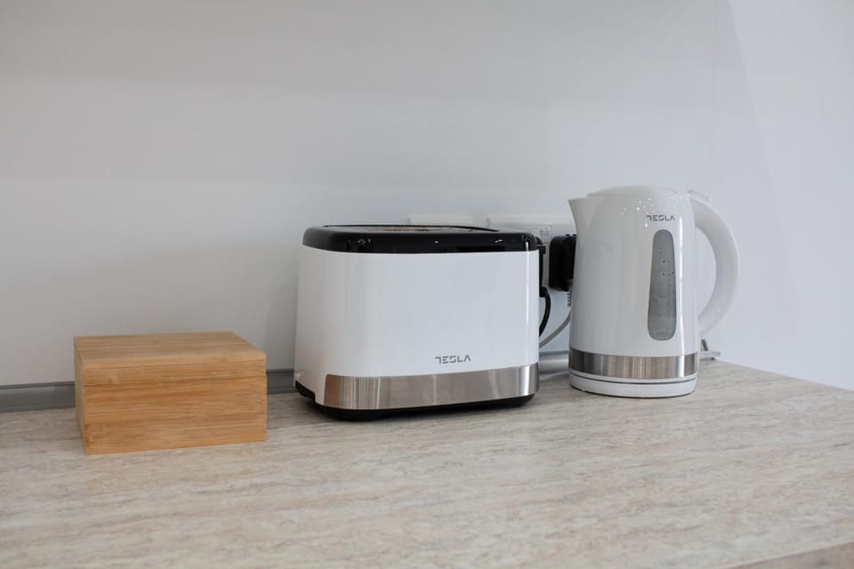 Coffee/tea facilities, toaster