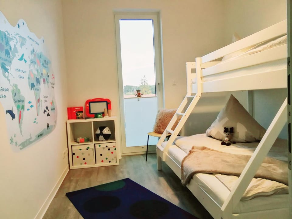 Bedroom, bunk bed
