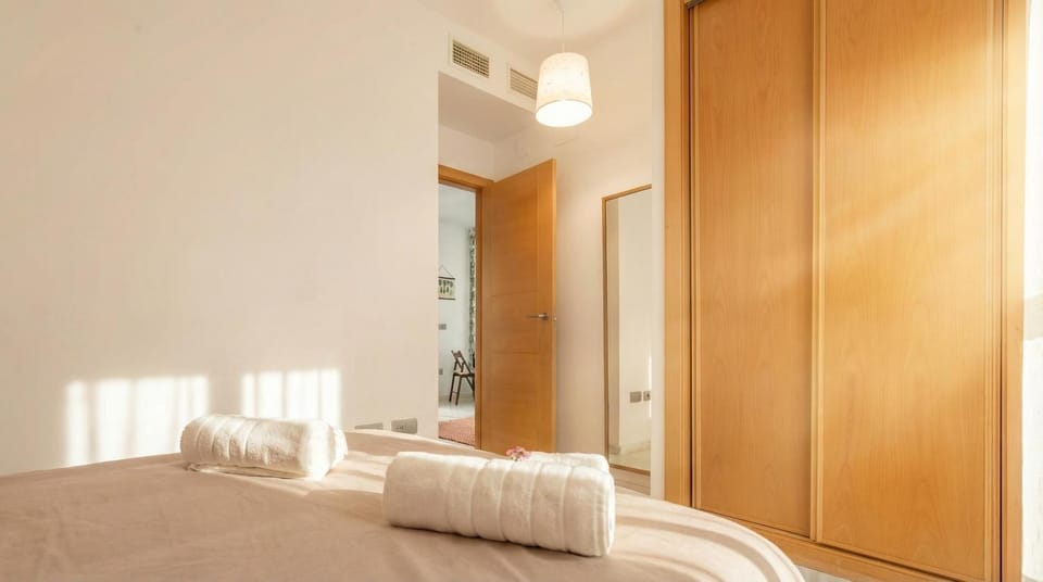 Bed, Photo of the whole room, Bedroom, towels