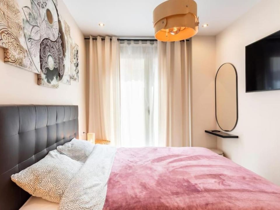 Bed, TV and multimedia, Photo of the whole room, Bedroom