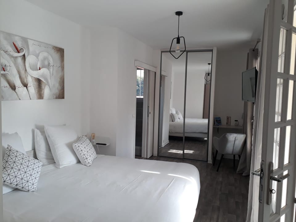 Photo of the whole room, Decorative detail, Bedroom