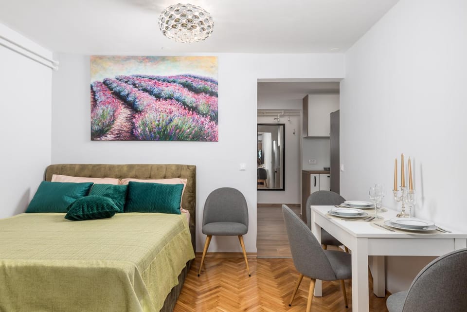 Bed, Dining area