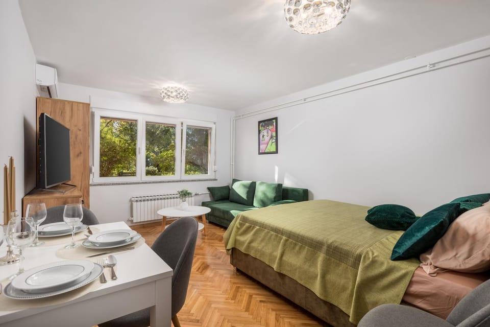 Bed, TV and multimedia, Living room, Seating area