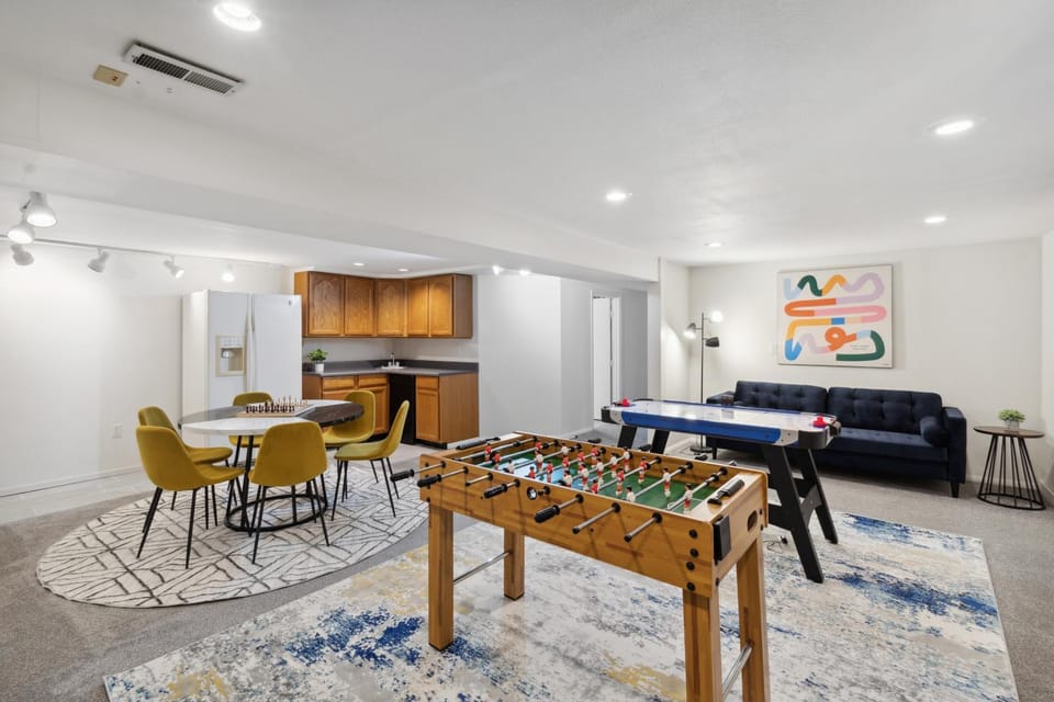 Game Room, Entertainment