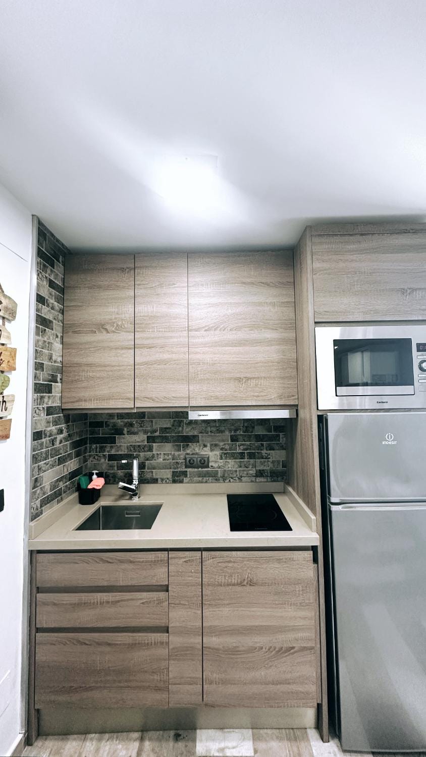 Kitchen or kitchenette, minibar, stove