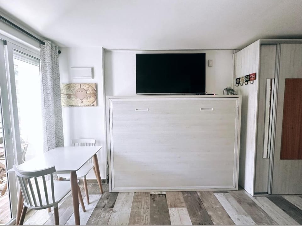 Communal lounge/ TV room, TV and multimedia, Dining area, Evening entertainment