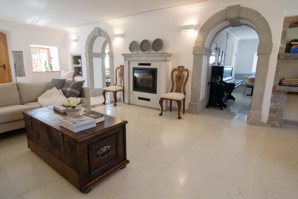 Seating area, fireplace
