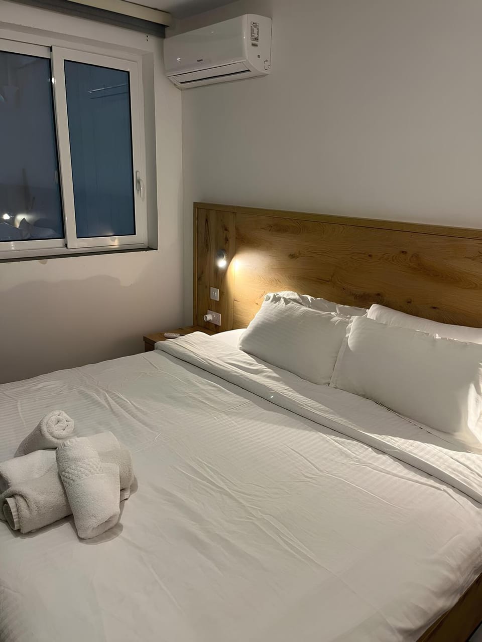Bed, Photo of the whole room, Bedroom, air conditioner