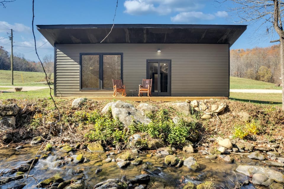Follies Cottage, Pickleball Court, Creek, WIFI, Mountain Views, Starting at 79" House in Jenkins Mill