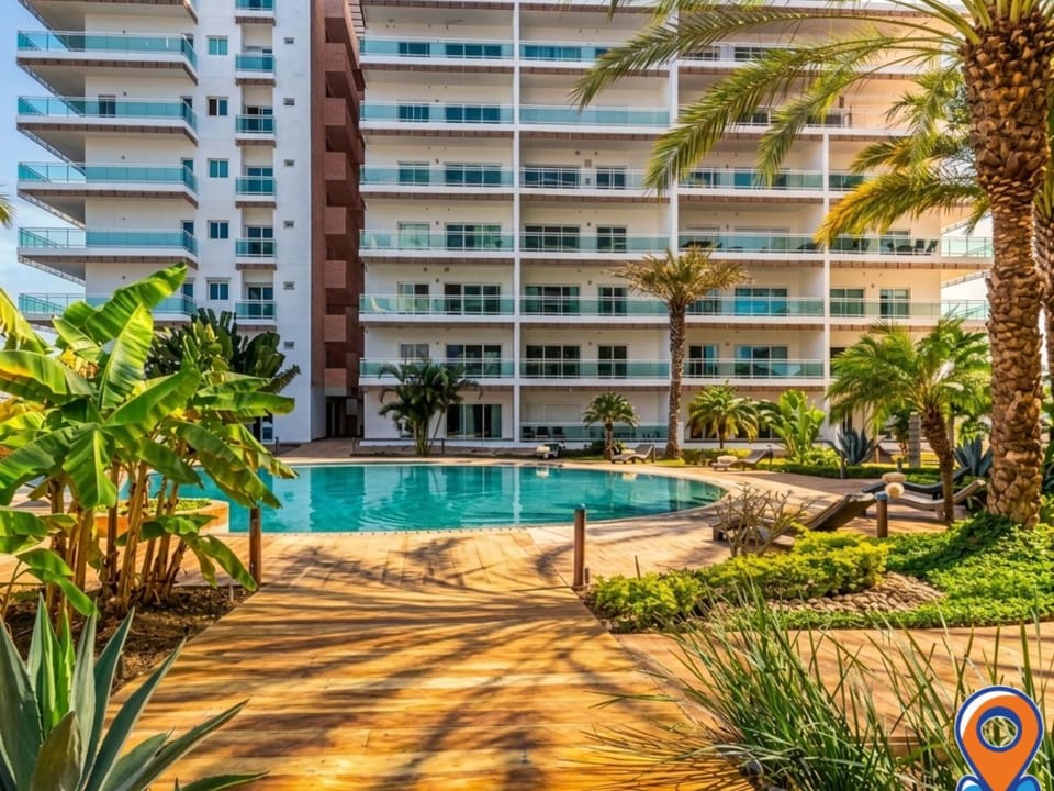 Day, Pool view