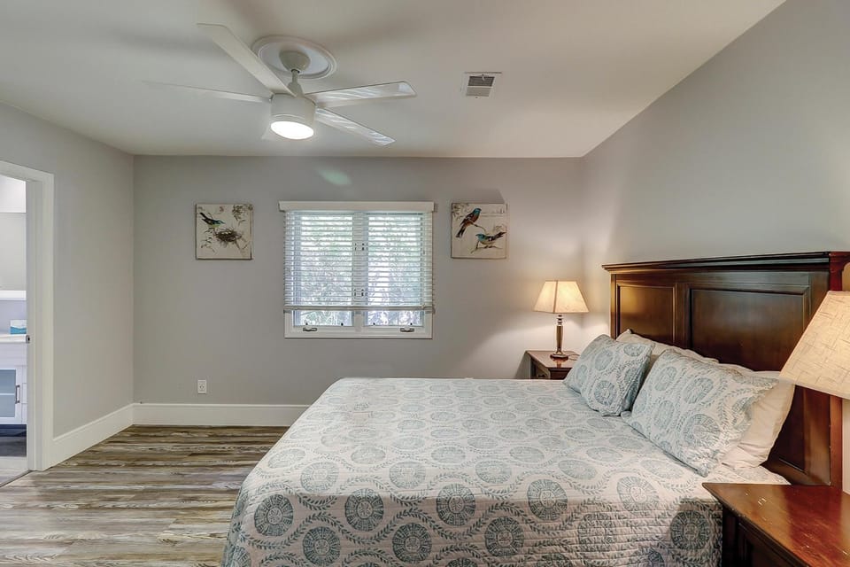 Luxury Updated 6 BR home Private Pool Near Ocean Bikes & Beach Gear Included House in Hilton Head Island