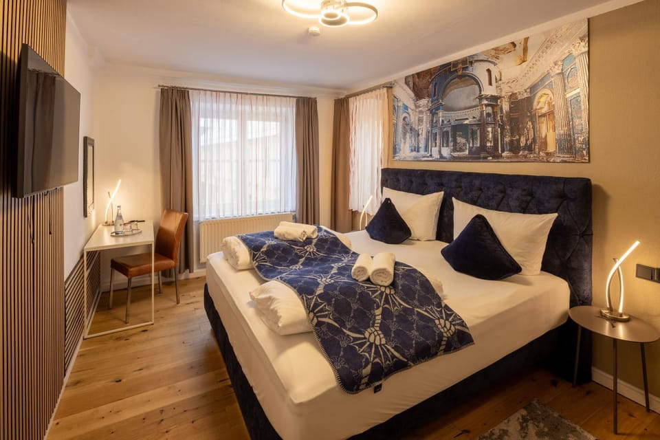 Bed, TV and multimedia, Seating area, Bedroom