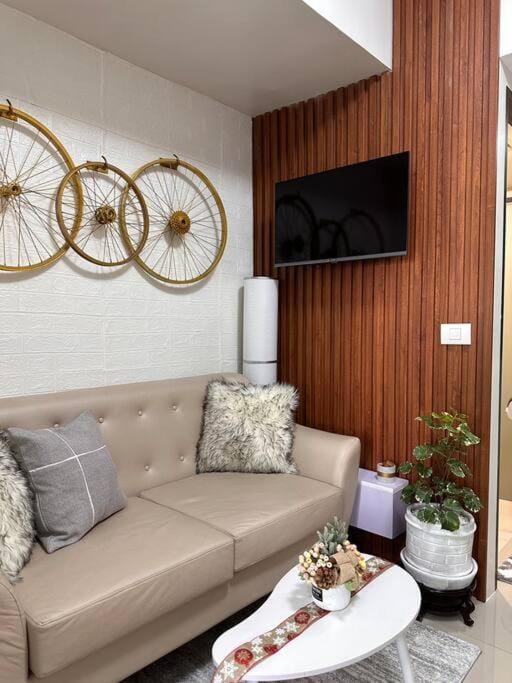 Communal lounge/ TV room, TV and multimedia, Living room, Seating area, Evening entertainment