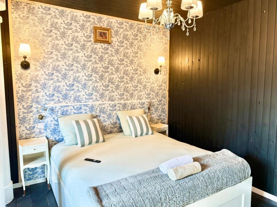 Bed, Photo of the whole room, towels