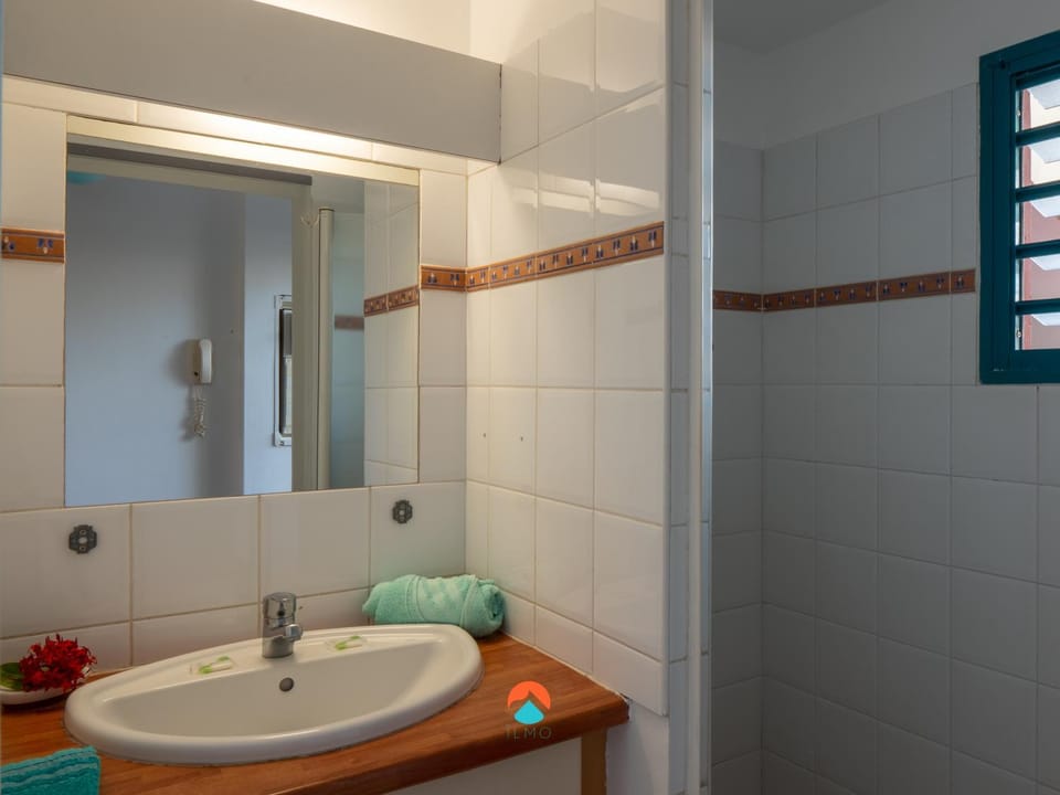 Shower, Bathroom, towels