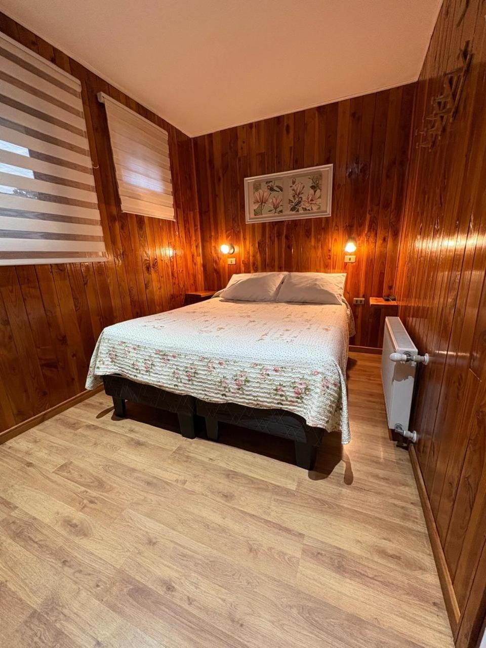 Shower, Bed, Bathroom, TV and multimedia, Photo of the whole room, heating