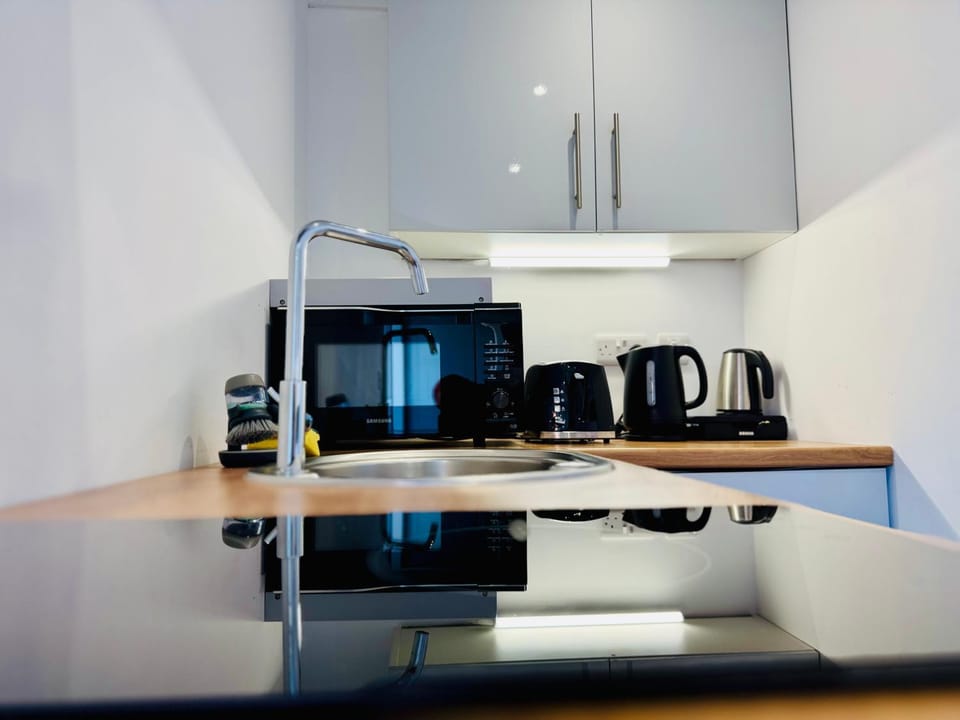 Coffee/tea facilities, Kitchen or kitchenette, stove, toaster