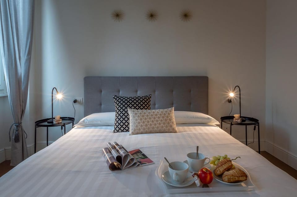 Bed, Food and drinks, Photo of the whole room, Bedroom, Food
