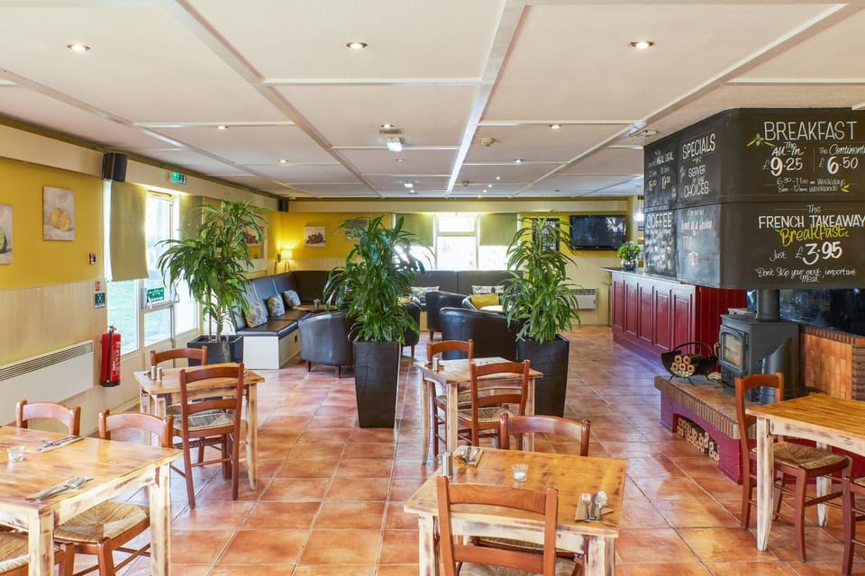 Restaurant/places to eat, Communal lounge/ TV room, Lounge or bar