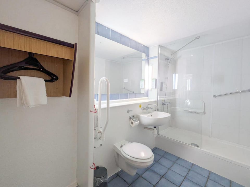 Shower, Toilet, Bathroom, towels