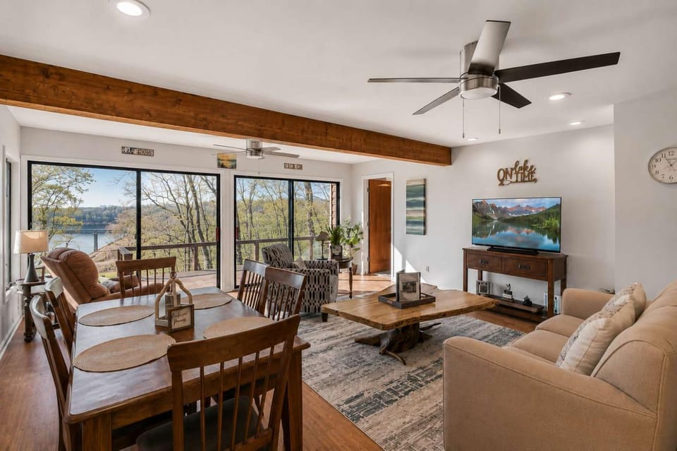 Lakefront Home Serene Views & Deck Near Mammoth Cave House in Kentucky