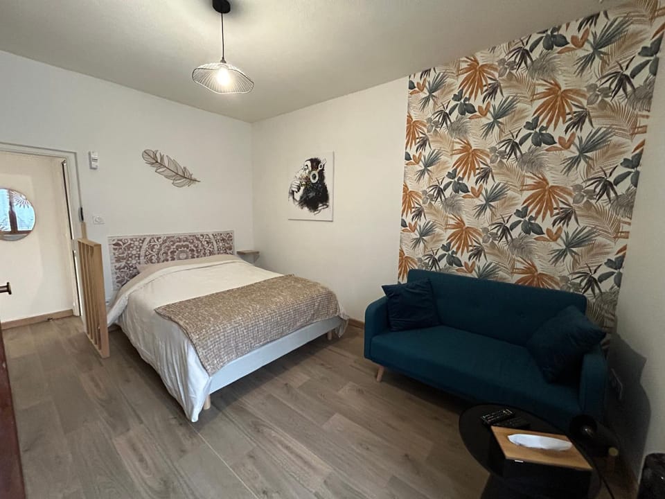 Bed, Living room, Photo of the whole room