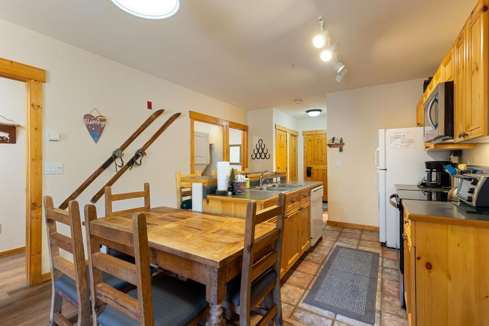 Kitchen or kitchenette, Dining area