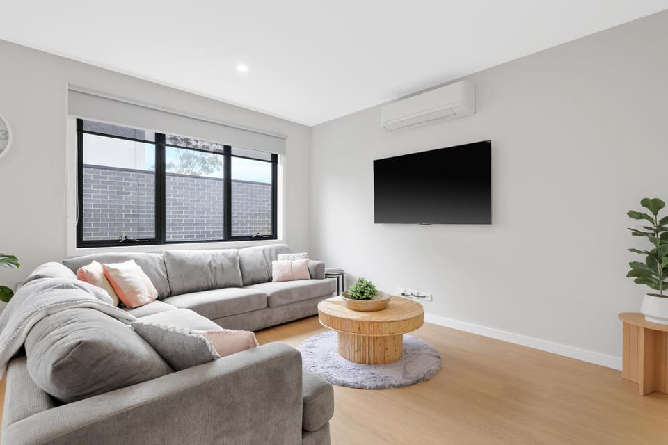 Communal lounge/ TV room, TV and multimedia, Living room, Family