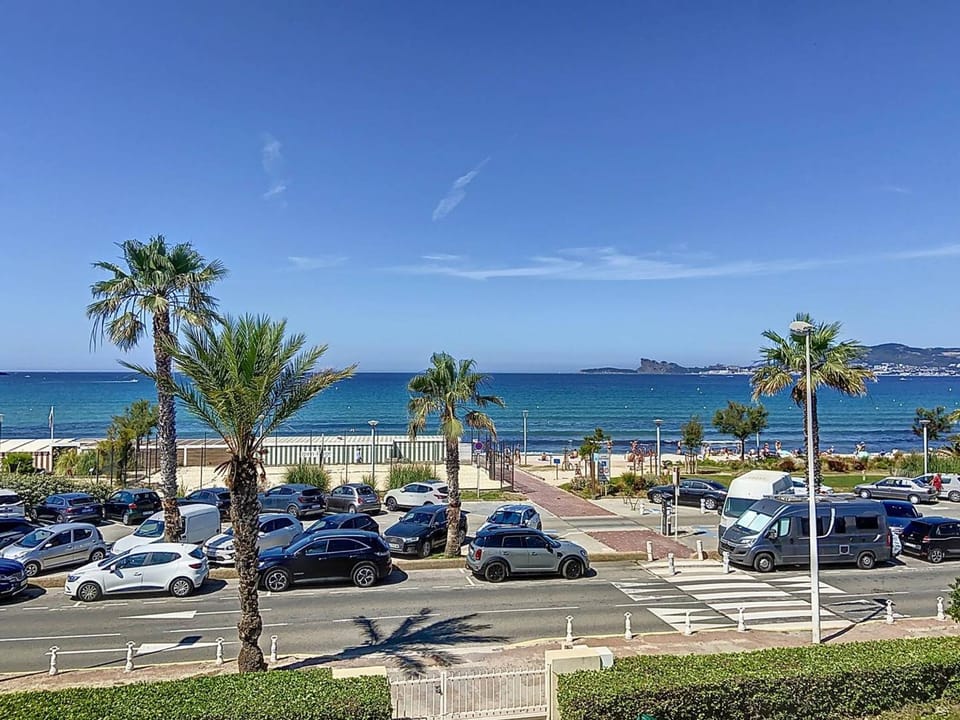Appartement en bord de plage avec terrasse, parking privé, wifi et équipements modernes - FR-1-770-15 Apartment in La Cadière-d'Azur