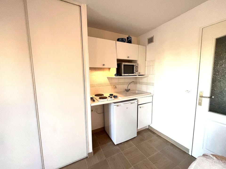 Studio cabine 2 pers à Port Fréjus, proche plage, internet inclus - FR-1-226A-168 Cabin in Fréjus